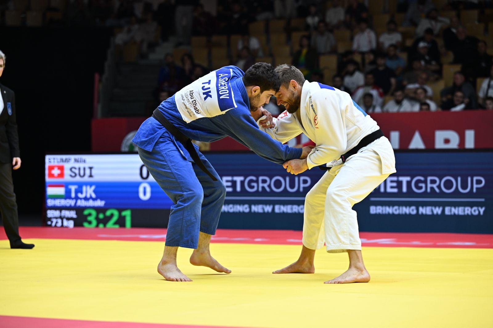 stump AbuDhabi2025 01